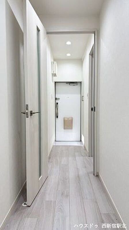 明るい照明のある廊下!