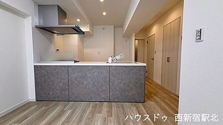 リビングに映えるシックでオシャレなペニンシュラキッチンを採用。
