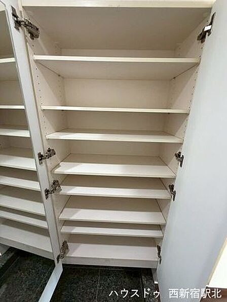 豊富な収納力が魅力の大容量シューズボックス