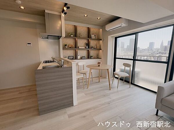 壁面には、家族写真やオブジェなどお気に入りのインテリアを飾れるスペースを設け、住空間を自分好みに演出できます♪
