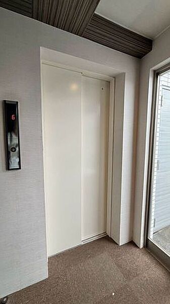 各階カーペットが敷かれた上質感のある内廊下へとつながっています