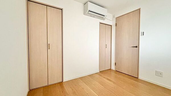 ホワイトと明るい色調の木目で暖かな雰囲気のお部屋です