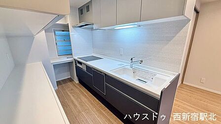 ゆとりのあるII字型なので作業がしやすいキッチンです。