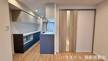 キッチンがドアの横に収まっているので、リビングダイニングは広々とお使いいただけます。