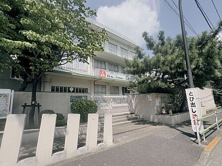 新宿区立西戸山小学校 490m