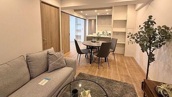 電球色の照明が多く、暖かい雰囲気のお部屋です