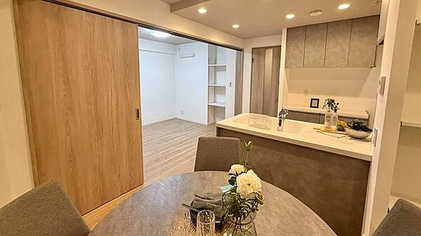 キッチン横には約4.6帖の洋室があり、繋げてさらに広くお使いいただけます