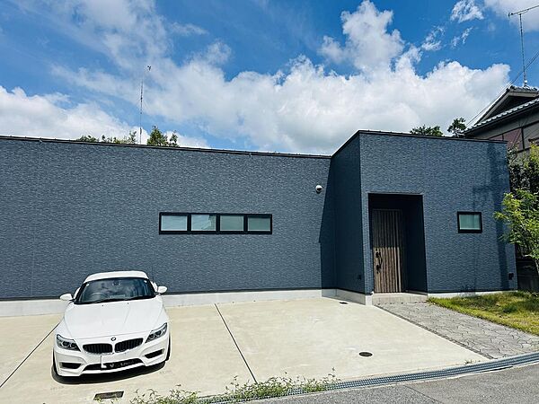 建物正面から。車は車庫のサイズをイメージしてもらうためです。付属しておりません