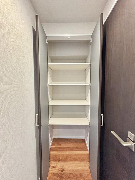 日用品から衣類まで、用途に合わせて使える廊下収納がございます