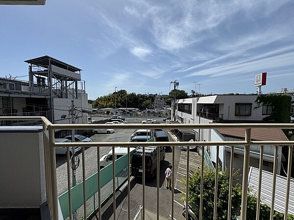 バルコニーからの眺望になります。角部屋の為に通風、陽当り良好です。