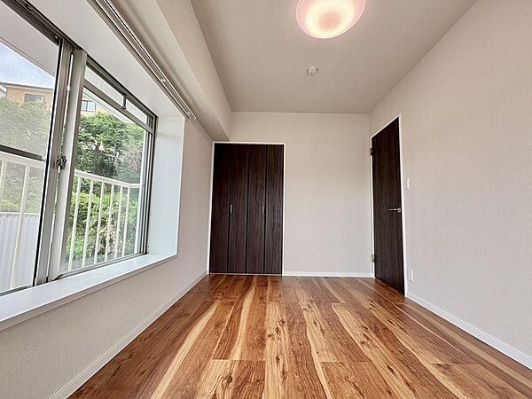 寝室としてもゆったり使える6.3帖の洋室は、家具の配置もしやすい広さです。