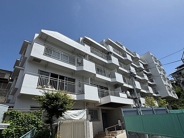 白いタイル張りの自然溢れる高台の住宅街佇むマンション家族時間をぐっと豊かにしてくれます。　54.54平米　２LDK
