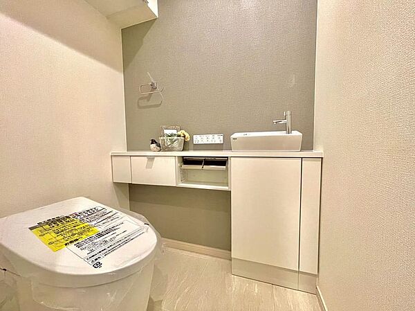 衛生的で年中快適に使用できる温水洗浄便座付きのトイレ空間。便座をいつでも清潔に保てるだけでなく、お掃除がしやすい形状になっており、日々のちょっとしたお手入れのストレスを大幅に軽減してくれます。