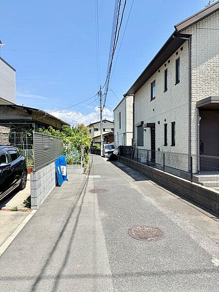 ゆとりのある前面道路です。