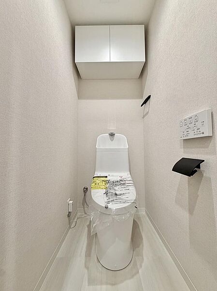 衛生的で年中快適に使用できる温水洗浄便座付きのトイレ空間。便座をいつでも清潔に保てるだけでなく、お掃除がしやすい形状になっており、日々のちょっとしたお手入れのストレスを大幅に軽減してくれます。