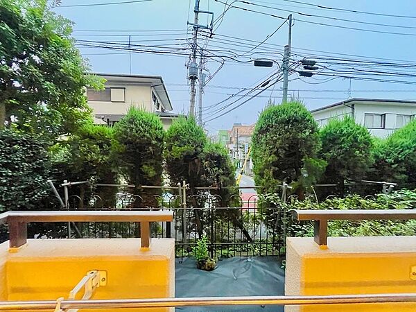 豊かな植栽が目隠しとなり、周囲の視線を気にせず過ごせるバルコニーからの眺望。