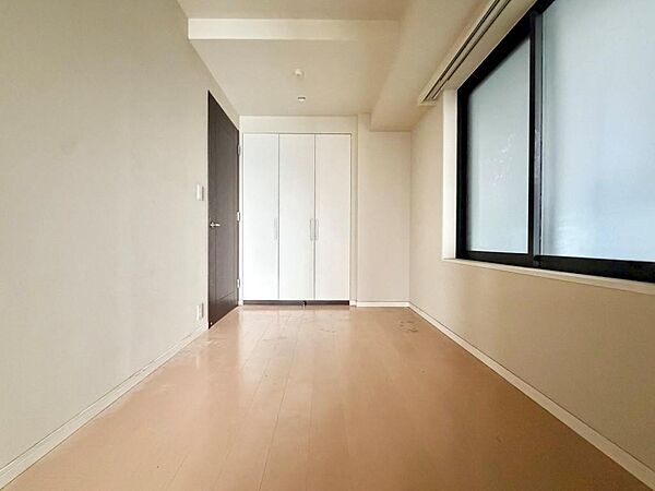 お部屋作りのしやすいシンプルな洋室。（※掲載写真は工事前・全室クリーニング前の現況となります。一部リノベーション・クリーニング完了後、綺麗な状態でお引き渡しいたします）