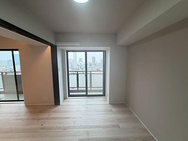 コンパクトながら使い勝手の良い洋室。衣装部屋としての納戸利用や、趣味の部屋、来客用のゲストルームなど、住まう方のライフスタイルやライフステージの変化に合わせてマルチに活躍してくれる一室です。