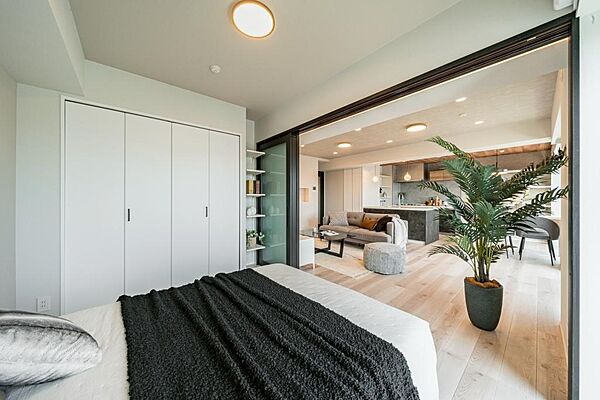 クロスやフローリング、建具まで全てが綺麗に新品交換された清潔感あふれるリノベ洋室。