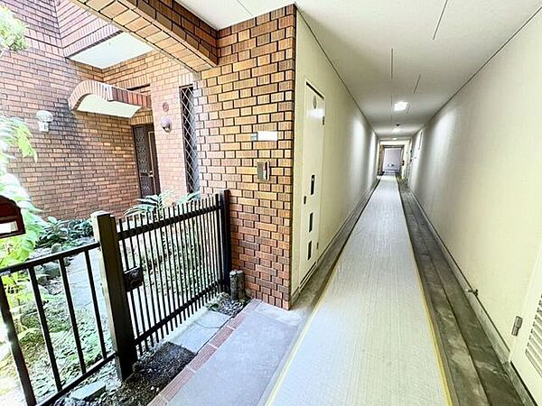 住戸へ続く共用廊下です。内廊下で、天候の影響を受けにくい造りです。