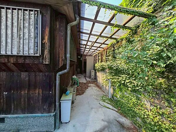 建物脇の通路。屋根があり、雨の日にも使いやすいスペースです。