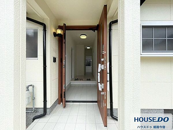 玄関から室内へ続く廊下です。白を基調とした内装で明るく、奥まで見通しの良い造りになっています。
