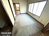 洋室：掃き出し窓があり、明るく開放的な空間です。