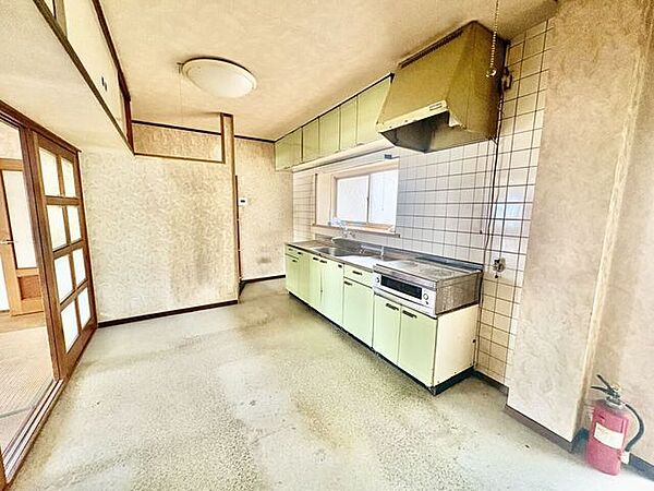 窓付きのキッチンで自然換気ができます。