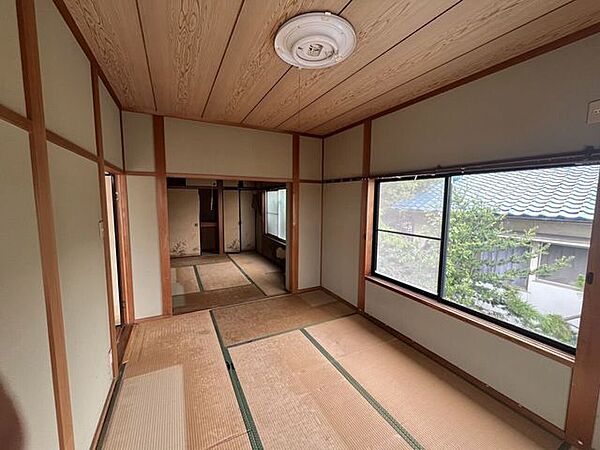 窓のある和室は明るく、くつろぎの空間に使えます。