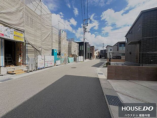 ゆとりのある前道路になります。
