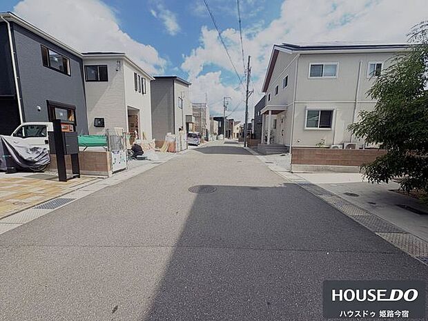 整備された前道路になります。住宅街が広がっています。