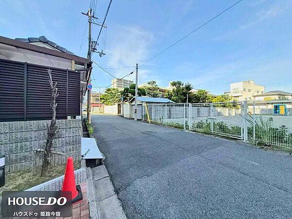 建物前面の道路状況です。周辺の街並みや接道の様子を確認できます。