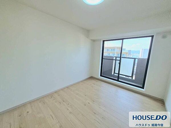 バルコニー側の洋室です。自然光が入り、明るい室内です。