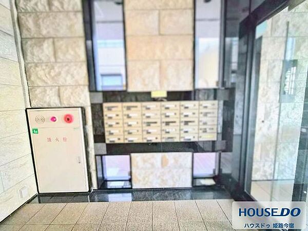 共用部の集合郵便受けです。エントランス近くに設けられています。