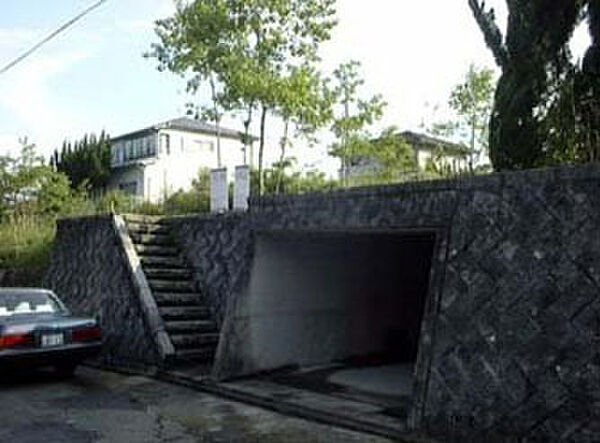 敷地の前面道路：道路レベルに掘込駐車場あり→土地代は240万円で、外構費として掘込駐車場合わせて340万円。端数切って一式300万円表示です。