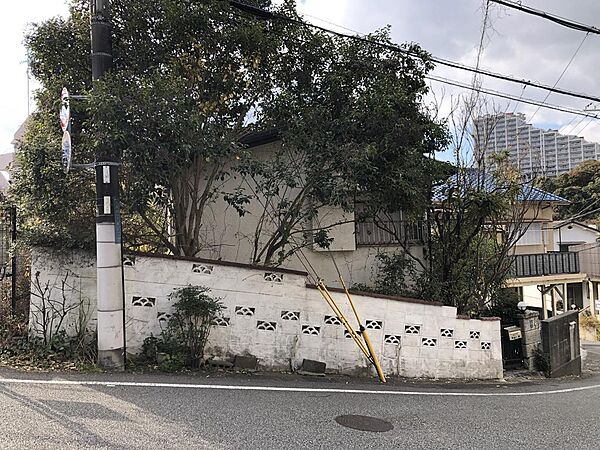 解体前の写真；現在は危険なブロック塀。古屋、樹木は撤去