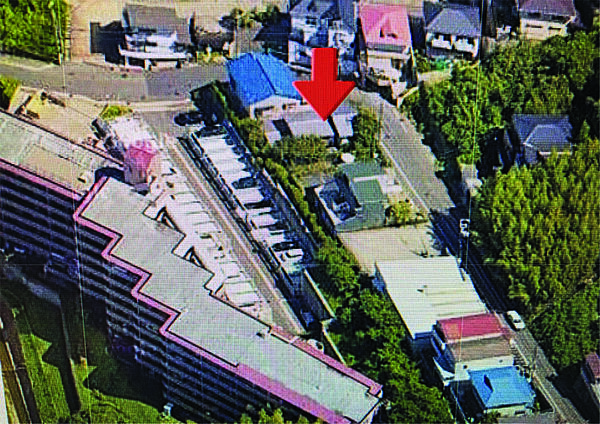 周囲とは適切な離隔があり、採光、通風とも良好で、北側の隣地とは道路を隔て崖の上は緑で覆われ景観良好です。