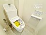 トイレ：【トイレ】温水洗浄便座付きの清潔感あふれるトイレ空間。壁付けリモコンで操作しやすく、季節を問わずいつでも快適に使用できます。