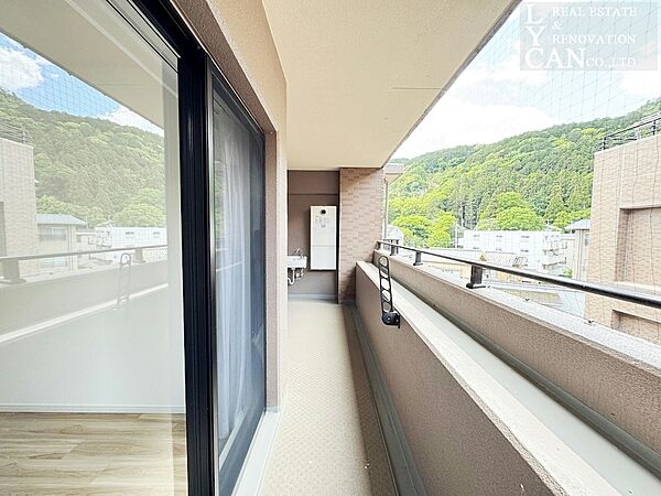 【バルコニー】広々とした奥行きのあるバルコニー。心地よい風を感じながら、家族の会話が弾む開放的な空間です。