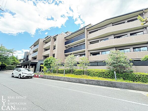 【外観写真】京都を代表する観光地「嵐山」に佇むレフィナード嵐山。観光客で賑わうメインストリートから一歩奥へ。そこには、観光地の華やかさと、住宅街の穏やかさが共存する「理想の静寂」が広がっています。