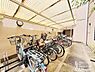 エントランス：屋根付きで大切な自転車を雨から守れる駐輪場です。 整理されていて出し入れもしやすく、毎日の通勤通学やお買い物で自転車を利用される方も安心の設備です。