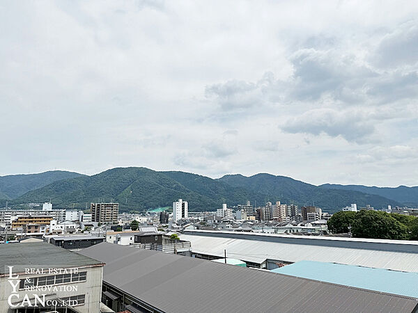 【眺望】澄み渡る空と青々とした山並みが広がる開放感あふれる絶景のプライベート空間。 山科の街並みを眼下に見渡しながら至福のリラックスタイムを心ゆくまで愉しめます。