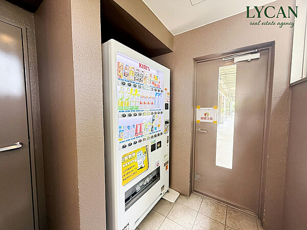 ロビーの片隅には自動販売機もございます。ちょっと嬉しいポイント。