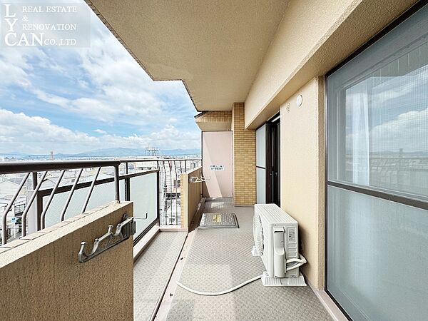 【バルコニー】大きな窓から出入りもしやすく、晴れた日には外の景色を眺めながら深呼吸してリフレッシュできます。