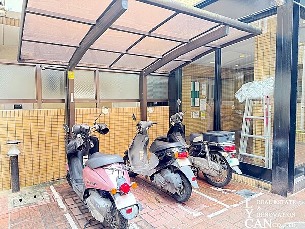 屋根付きのバイク置き場です。（空き状況は要確認）