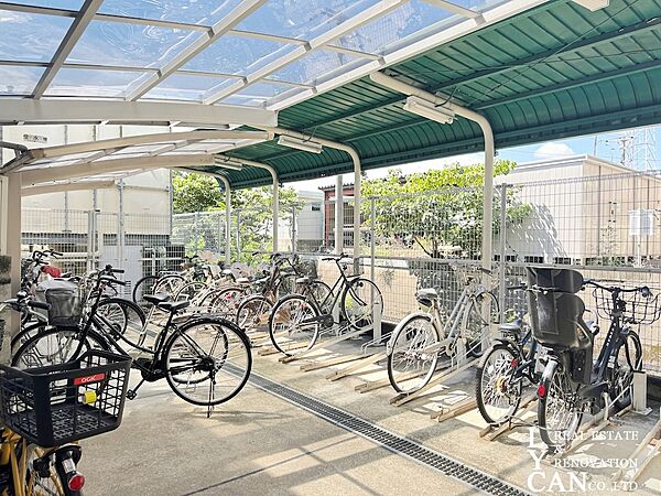 屋根付きの駐輪場です。使用料は無料です。