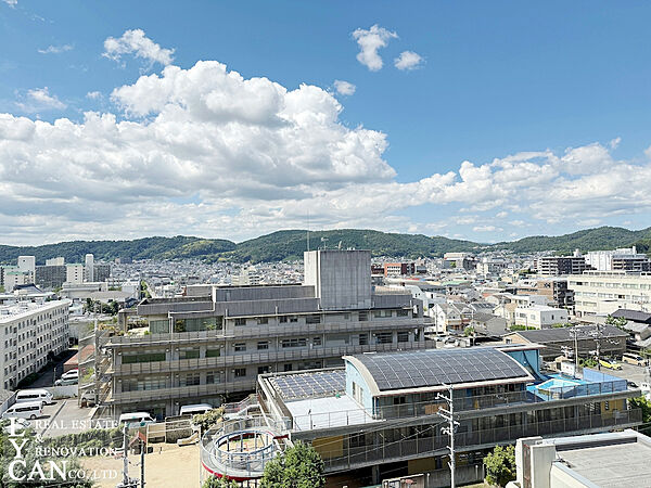 【眺望】こちらはキッチン側（西側）のバルコニーからの眺望です。山々が見え清々しい景色です。