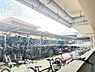 エントランス：屋根付きで雨の日も愛車を守れる駐輪場。ラック式で綺麗に整理整頓されており、通勤や通学、近所へのお買い物時もスムーズに自転車を出し入れできます。