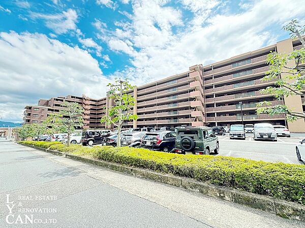 全195戸のパデシオン山科夢ケ丘。室内はリノベーション完成しました。空室のため内覧はいつでも可能です。お問い合わせはライカンまでお願いします。