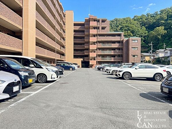 敷地内駐車場がございます。空き状況はお問い合わせください。